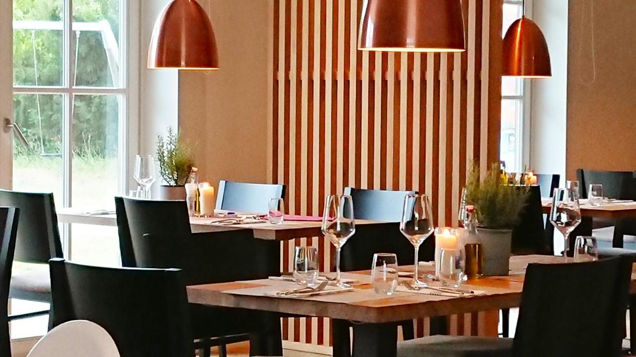 Reetdachhaeuser Am Bakenberg Dranske